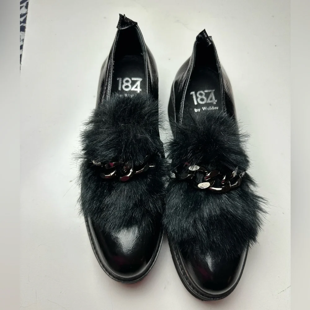 1874 By Walder Black Patent Leather Faux Fur Silver Chain Platform Loafers 39/8‎